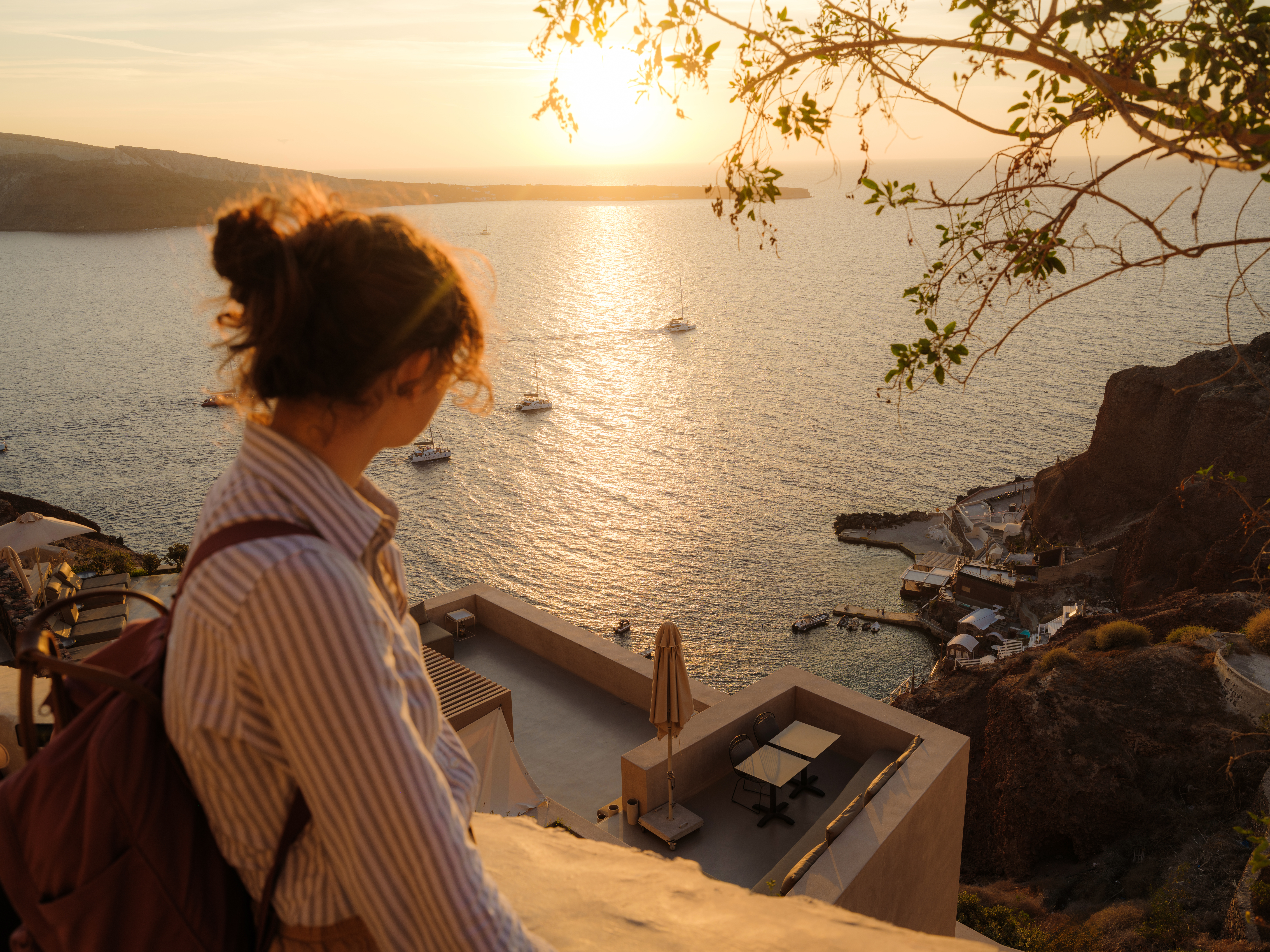 Women travelling looking out over a beautiful sunset across the sea. Can Pycnogenol (pine bark extract) prevent DVT when travelling.